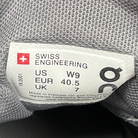 On Cloud Women's lightweight Lace Up Running Shoe size 9 - Picture 8 of 10